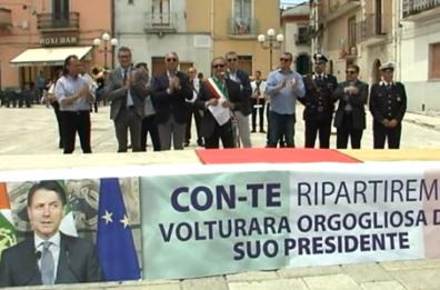 A Volturara l'aperitivo in piazza per festeggiare Conte... già ex premier