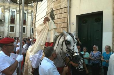  Processione a Brindisi
 il vescovo cade da cavallo