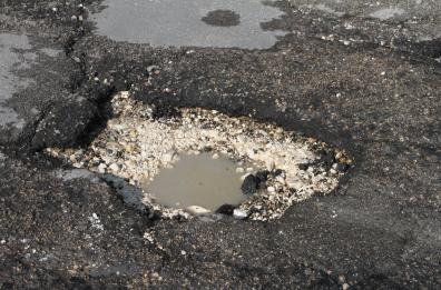 Trani, donna si infortunò per una buca: Comune risarcirà