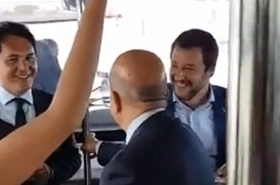 Salvini, sulla navetta in Aeroporto cantano «Bella ciao»