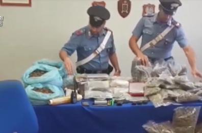 Bari, blitz a Japigia: sequestrati 50 chili di droga e una pistola