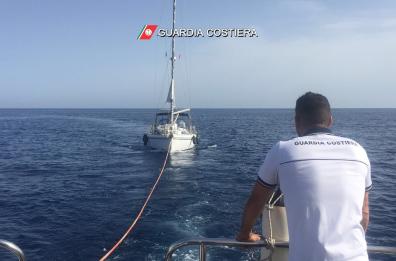 Leuca, barca a vela alla deriva: salvati due turisti tedeschi
