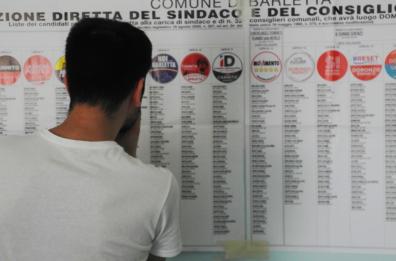 Code e gente in attesa nei seggi di Barletta e Brindisi