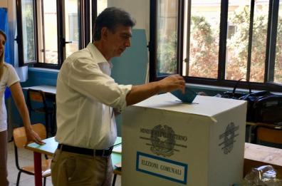 Elezioni, M5S non sfonda. Cannito sindaco di Barletta 
Brindisi, ballottaggio Cavalera-Rossi