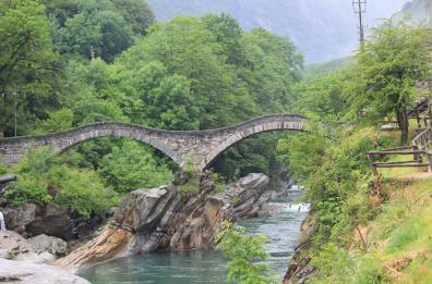 In vacanza col marito, lei annega nel fiume