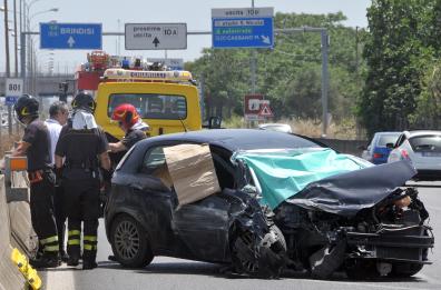 Bari, si schianta  con l'auto contro guard rail: muore 64enne