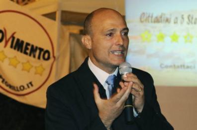Conca, il grillino che firma una legge per fare concorrenza a se stesso