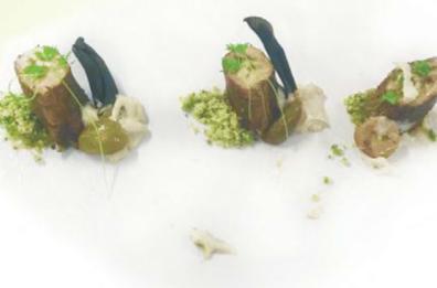 Banana invecchiata con polvere di prezzemolo e olive taggiasche caramellate