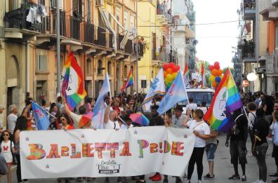 Un'onda arcobaleno invade Barletta contro tutti i pregiudizi