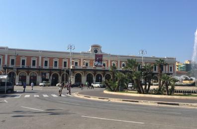 Sulla stazione centrale di Bari
Il benvenuto a Papa Francesco