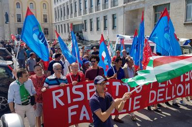 Bari, sfilano i lavoratori Om Carrelli: «Siamo stati abbandonati»