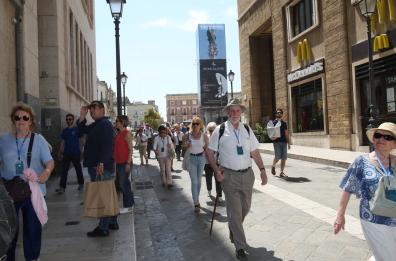 Fase 2 a Lecce, troppi pedoni per strada e allora si chiudono le strade