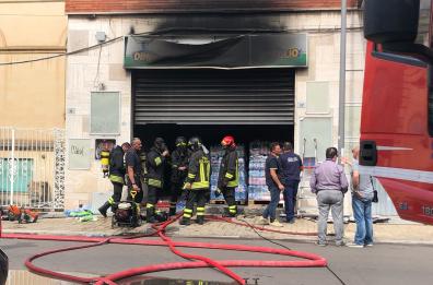 Lecce, fiamme nel deposito
di un market: paura e danni