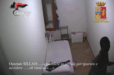 Isis, il ghambiano preso a Napoli 
in Cara Lecce mimava uso del mitra