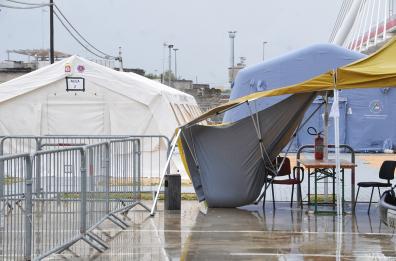 L'acqua affossa anche una tenda-aula del Palagiustizia
