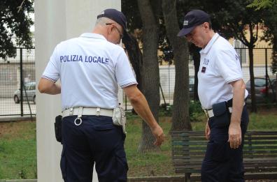 Foggia, ladri saccheggiano due busti bronzei in villa comunale
