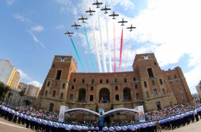Taranto, le Frecce tricolori
salutano il «Lo giuro» di 435 allievi
