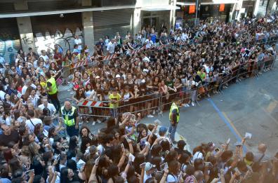 Bari, Irama a Feltrinelli: migliaia di fan in delirio in via Melo