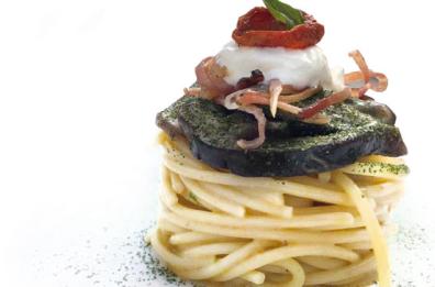 Spaghetti con melanzane e pancetta di suino nero lucano
