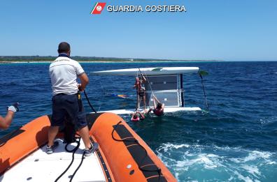 Torre San Giovanni, catamarano si ribalta: 4 persone in acqua