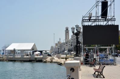 Papa a Bari, rientra la protesta dei volontari: tregua con la Regione
