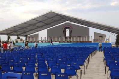 Aspettando l'arrivo di Francesco: sul lungomare scatta la «Papamania»