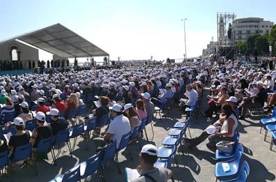 Le lacrime dei «miracolati» in piedi dall'alba: a loro le sedie vuote davanti al palco