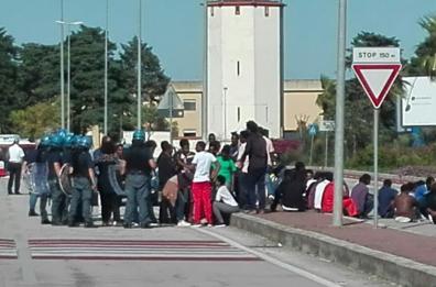 Bari, cerca di scappare dal centro di permanenza e spintona gli agenti: arrestato 