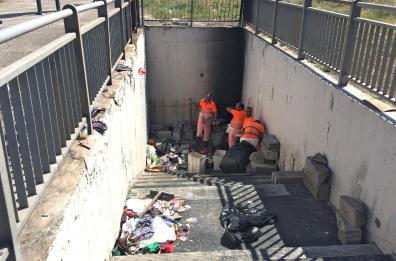 Amiu e vigili urbani in azione rimosso accampamento Rom