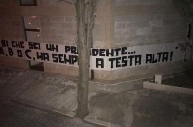 Bari, striscione dei tifosi sulla tomba di Vincenzo Matarrese. «Tu sì che sei un presidente»