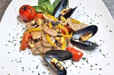 Strascinate integrali con cozze tarantine, pomodori, peperoni croccanti e basilico