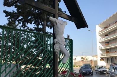 Andria, mutilato il Crocifisso
L'ira del vescovo: fatto grave