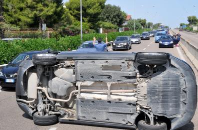 Bari, auto si ribalta sulla tangenziale: tre feriti lievi. Code di chilometri