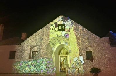 I quadri di Klimt illuminano i trulli di Alberobello