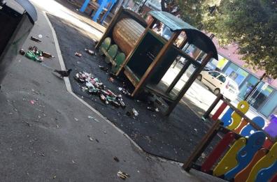 Bari, bivacchi in piazza Umberto, la fotodenuncia dei residenti: «Vastasi»