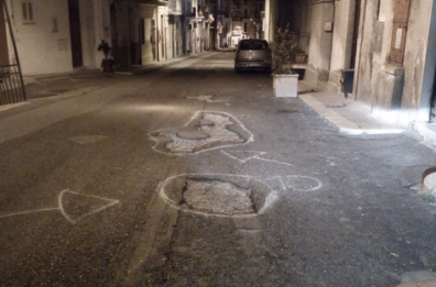 Pisticci, «Attenzione alle buche»: cerchiate con il gesso 