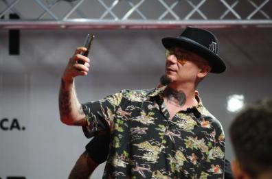 Battiti Live, da J-Ax a Irama
Nel backstage è selfie-mania