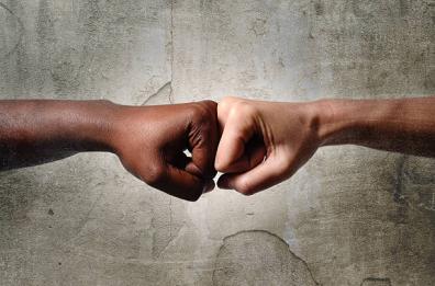 Tutti contro violenze e razzismi