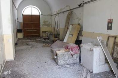 Barletta, continua a cadere a pezzi l'ex palazzo dell'Anagrafe