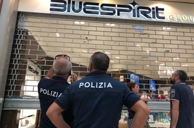 Panico al centro commerciale
rapinatori assaltano gioielleria 