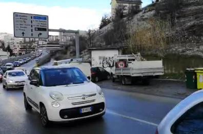 Potenza, frana una collinetta per colpa del maltempo: traffico in tilt