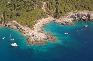 Isole Tremiti, yacht in avaria va alla deriva per colpa del forte vento: salvate 9 persone