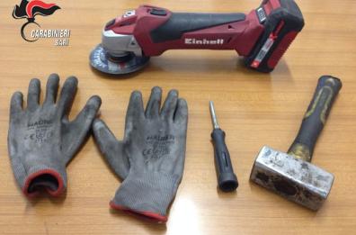 Molfetta, tentano di rubargli l'auto mentre è in spiaggia: due arresti