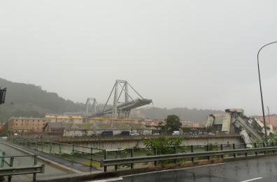 Genova, apocalisse sull'autostrada: crolla un ponte, 35 morti e feriti. Quattro estratti vivi