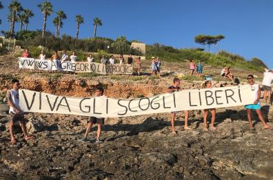 Leuca, un flash mob per dire no ai lidi e sì agli scogli di San Gregorio 