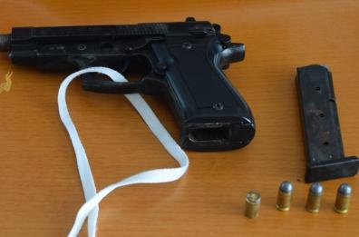 Scende in strada e spara in aria con pistola modificata: arrestato