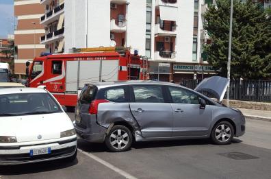 Bari, incidente d'auto in via Giulio Petroni: 3 feriti Bari, incidente d'auto in via Giulio Petroni: 3 feriti