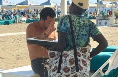 Puglia, spiagge invase da «vu cumprà»: prima in Italia per le multe