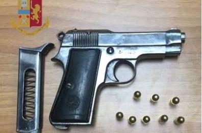 Va in giro ubriaco con una pistola nei pantaloni: arrestato 36enne