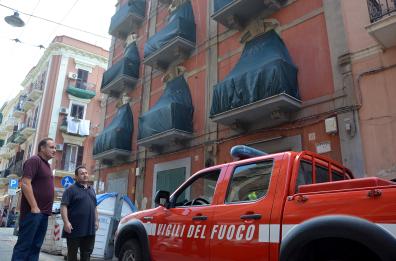 Bari, paura in via Dalmazia per una palazzina pericolante
